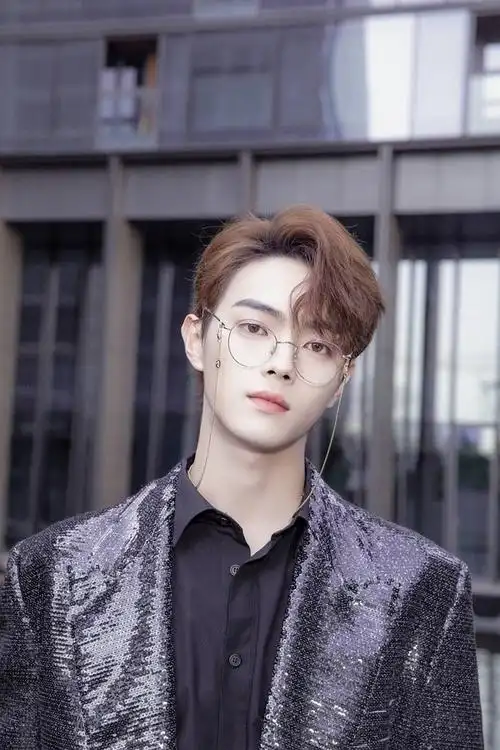 闲着也是闲着来看戴眼镜的许凯啊20211201浪梦特yyds