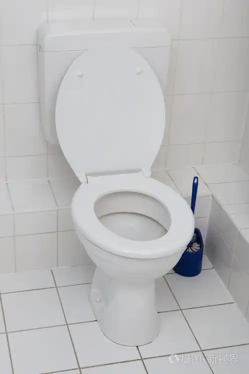 一间干净的浴室的白色马桶照片-正版商用图片1e563i-摄图新视界