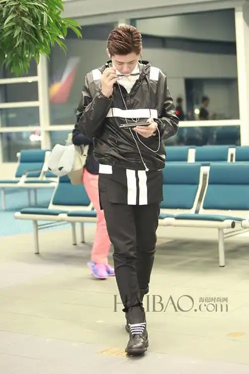 吴亦凡身着givenchy黑白系列前往纽约,准备参加met ball