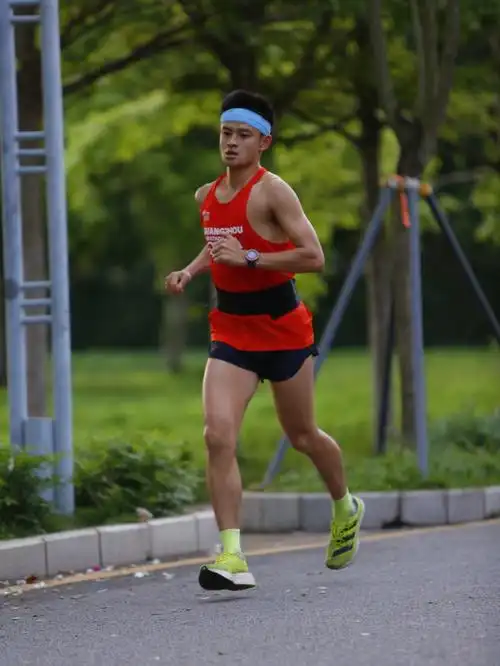 #跑步#马拉松 今日份训练21公里.4:01