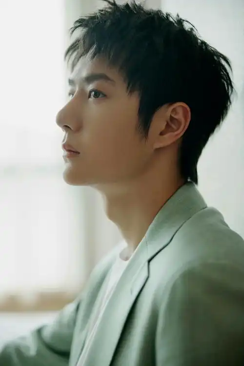 王一博清爽薄荷绿西装