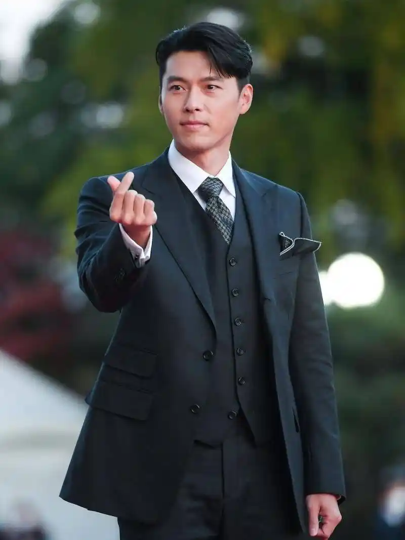 38岁玄彬帅气不减当年穿西装四件套演绎绅士男神范行走的衣架