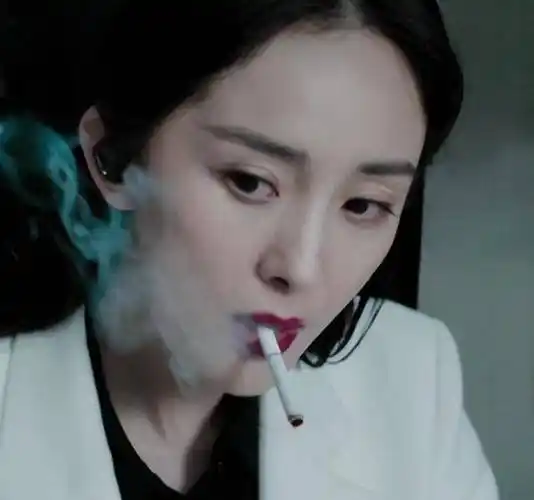 10位在剧中靠"抽烟"封神的女星,女人酷起来,就没男人什么事了
