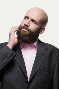 光头胡子留着胡子的年轻光头男人照片