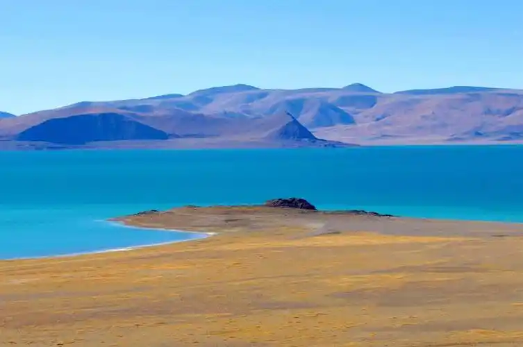 原创藏北羌塘无人区镶嵌在玉石山里的蓝宝石扎日南木措