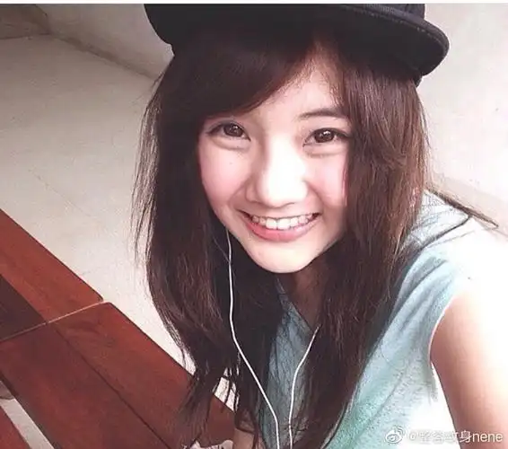 标题:大家来看看,这个李紫婷的师妹,营2的nene郑乃馨是不是整容了