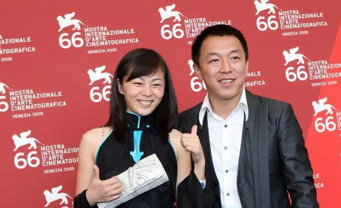 黄渤与妻子小欧恋爱13年,成名后才娶对方,他接受采访时表示,给自己100