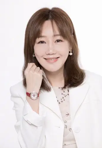 原创胡歌前女友薛佳凝晒照模样和曾经完全不一样化淡妆遮不住脸僵