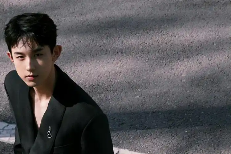 郭俊辰最新西装写真大片黑色深v西装高级又性感