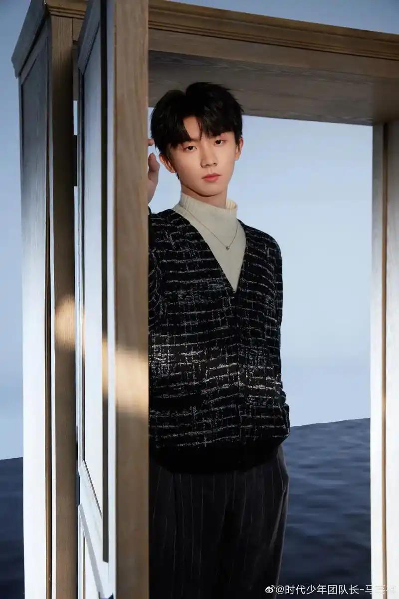 马嘉祺九宫格写真大片