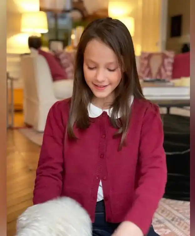 丹麦小公主10岁庆生照,枣红开衫配白衬衫真淑女,五官超像小玛丽