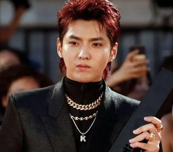 人民法院还公布,被告吴亦凡于2020年11月至12月间,则在居所依次趁三名