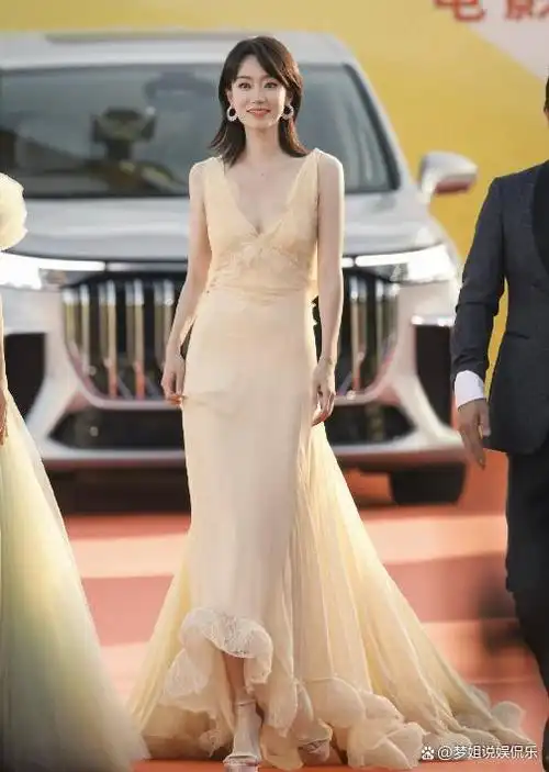 11月12日,金鸡奖红毯众小花比美成了一道美丽靓丽的风景,比颁奖仪式更