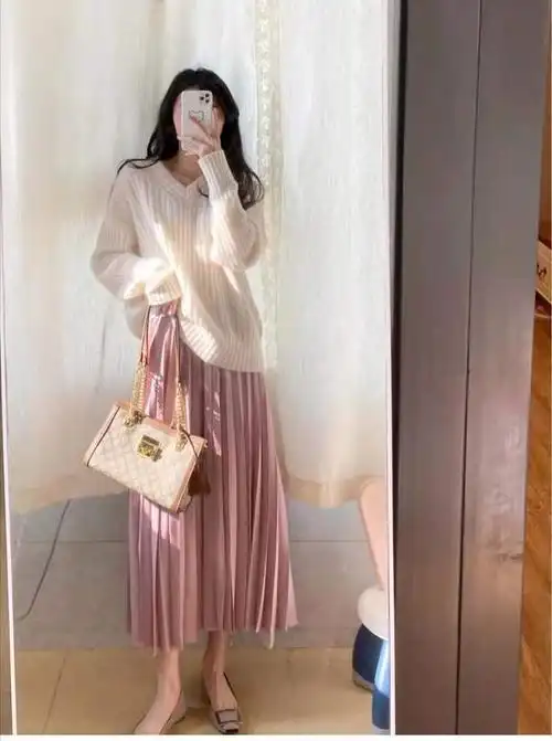 长款百褶裙搭配什么上衣好看