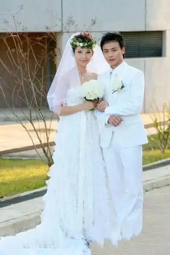 蔡少芬晒两女互动照回顾蔡少芬张晋婚纱照