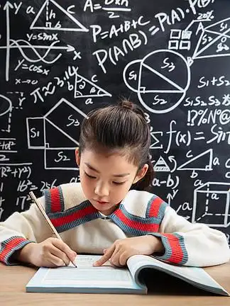 小学生认真的写作业