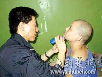 死刑犯的最后一夜女犯写遗书男犯捐器官(组图)