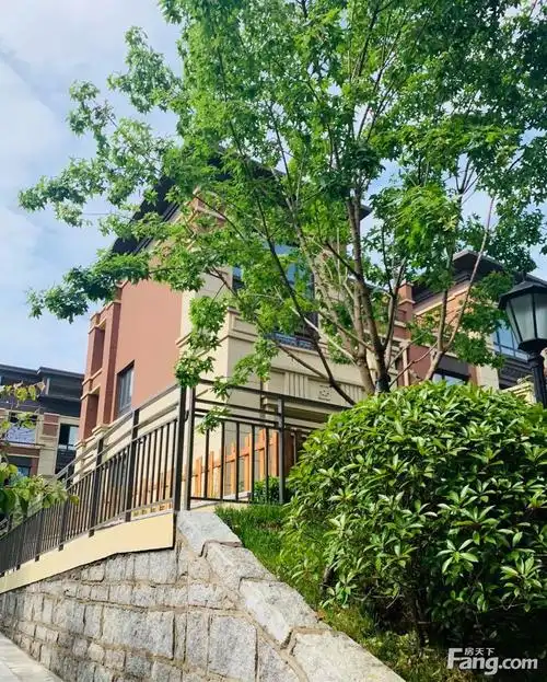 看这!龙湖紫云台现房联排别墅,地上三层带车库,位置好,无遮挡