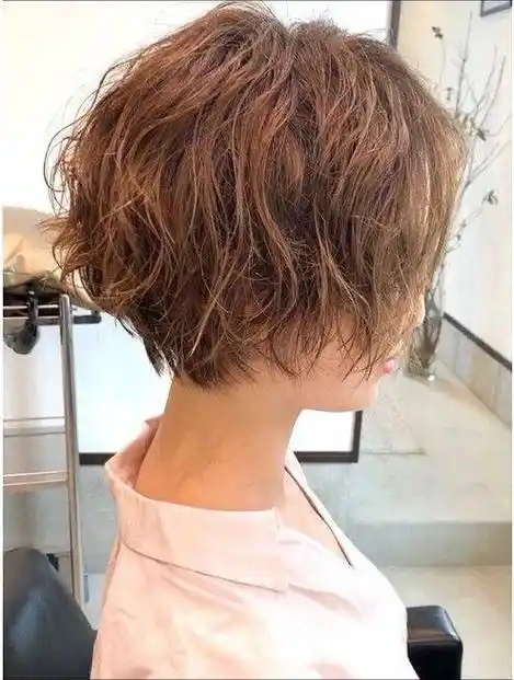 女士短发不论怎么剪,最百变时尚还是纹理烫,蓬松自然不夸张_发型_女性