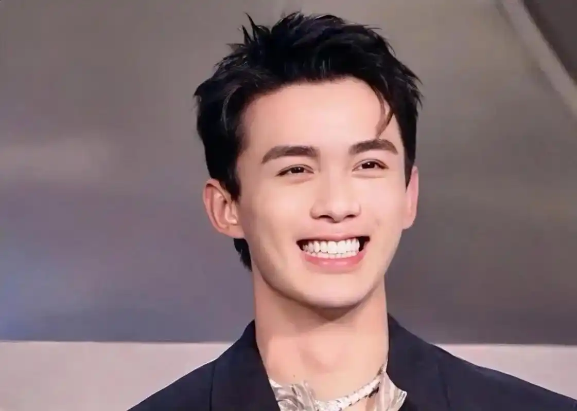 吴磊这个笑肯定是被强迫的