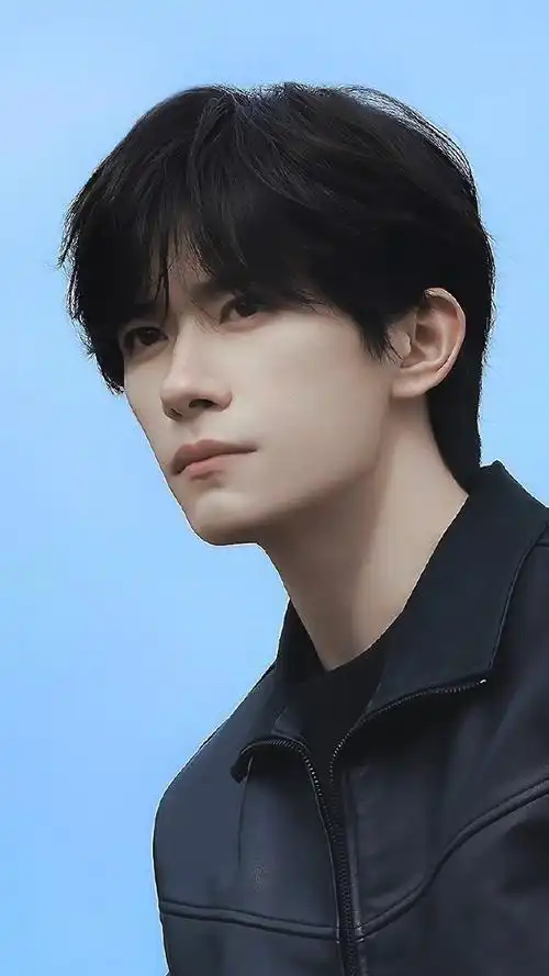 易烊千玺海边漫步##易烊千玺 米兰时装周