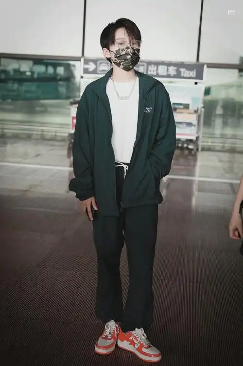刘雨昕机场到达饭拍 绿色套装 透明眼镜 迷彩口罩