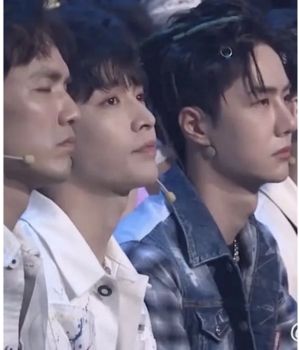 张艺兴王一博同框,王一博法令纹深脸似硅胶,张艺兴靠原装脸取胜