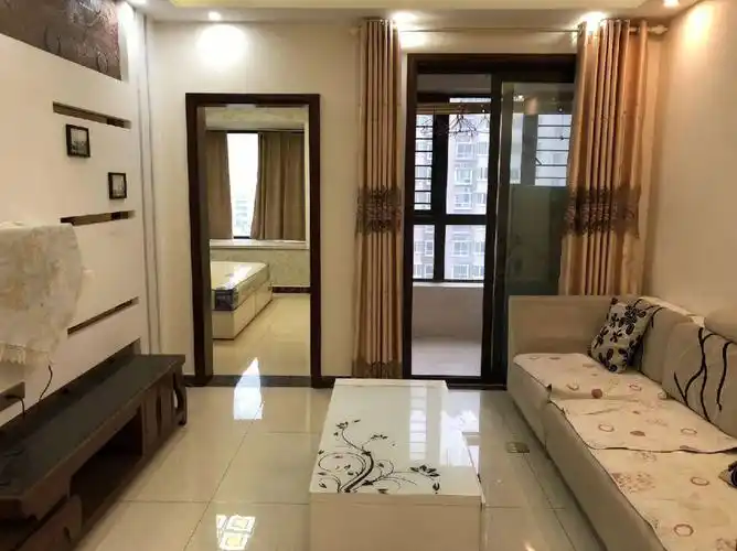 直租精装三室一厅2100包物业可短租可月付