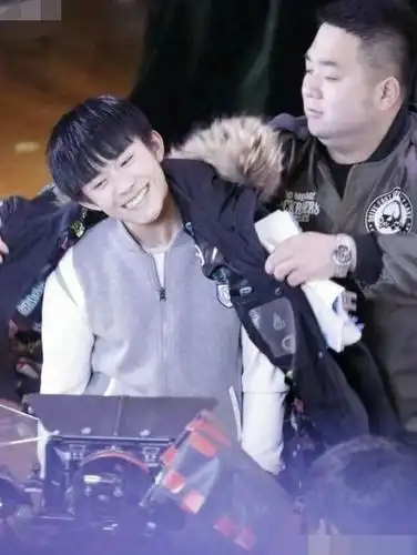 胖虎易烊千玺,世界摔跤冠军的胖虎为千玺遮风挡雨,真幸福!