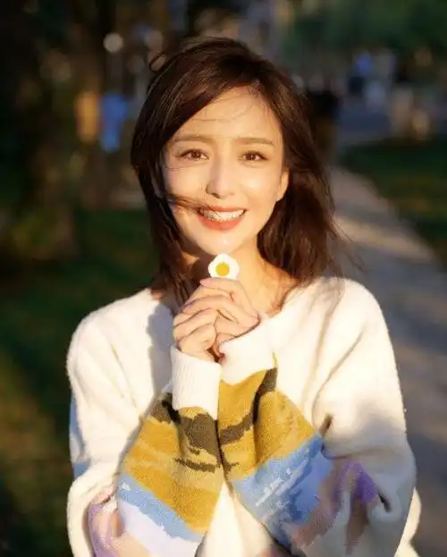 佟丽娅逛花卉市场获年轻帅哥贴心陪伴充当护花使者显绅士