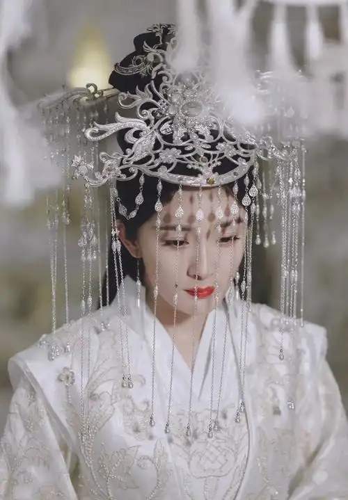 白浅这身大婚行头,竟撞了《香蜜》中杨紫饰演的锦觅与张钧甯在《九州