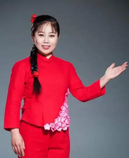 女歌手,曾经四次登上央视《星光大道》的舞台,用她独特的陕北民歌风格