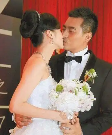 他们相差10岁一见钟情,如今结婚五年俩个儿子,网友:郎才女貌