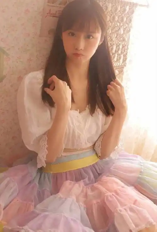 日系美女 蓬蓬裙小清新迷人生活照_那一双_齐刘海_长发