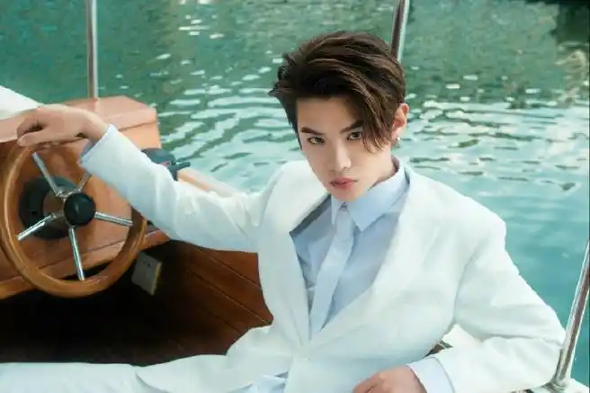 黄明昊白衬衫大片