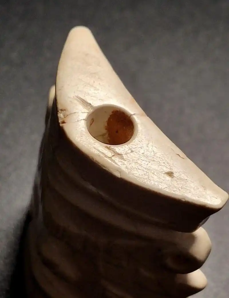 石家河文化玉神人面 石家河文化玉神人面 	 高4.46厘米,厚1.