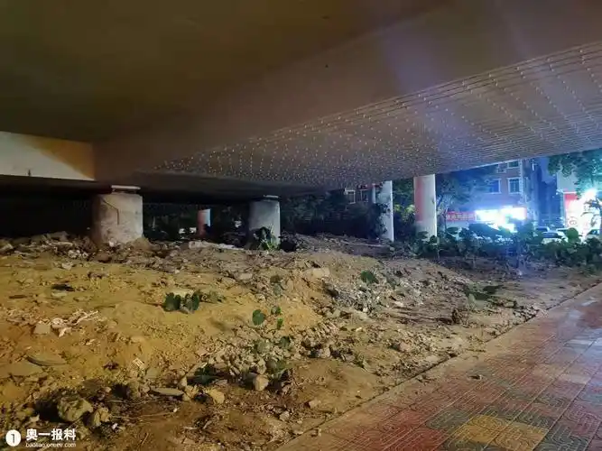 睡在天桥下的人想必都是走投无路的人