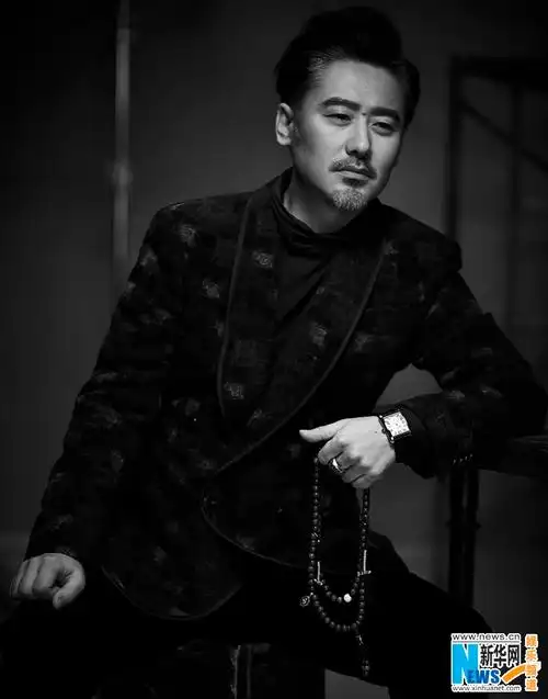 吴秀波披皮草拍写真 嘴角轻扬眼神忧郁展绅士范儿_文娱新闻_淄博大众