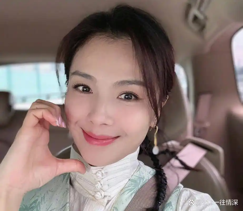 备受瞩目的刘涛女士以一身中式造型亮相于《奔跑吧》节目录制现场