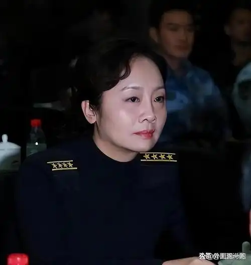 演员唐静与王新军离婚后独自陪儿子长大如今的选择令人泪目