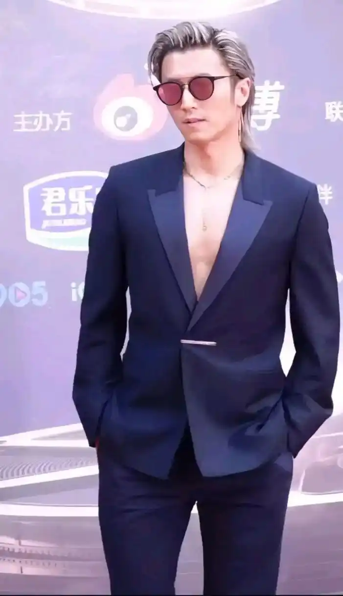 亮相微博电影之夜,还是一如既往的酷帅 43岁的谢霆锋这状态也太逆天了