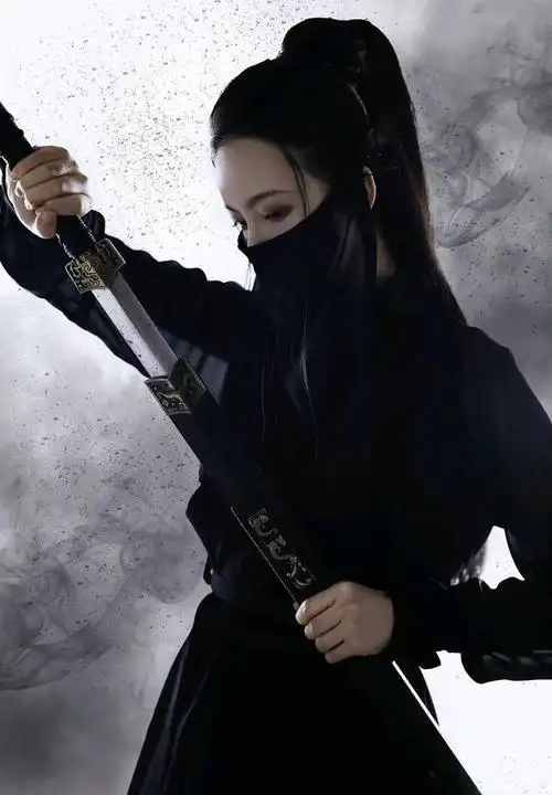 一身黑衣手持宝剑.这样英姿飒爽的小姐姐你爱了吗!
