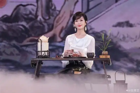 直播,上综艺,参加各种晚会等等,都说很多香港艺人又努力又自律,赵雅芝