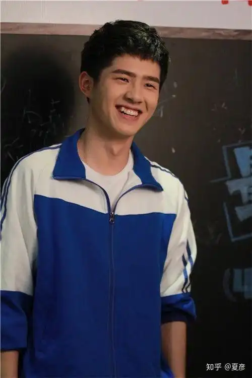 刘昊然同款青春活力蓝白搭,简述为校服