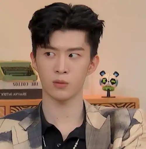 范丞丞被谢楠叫成"范虫虫",谁注意他下意识表情?看一次笑一次