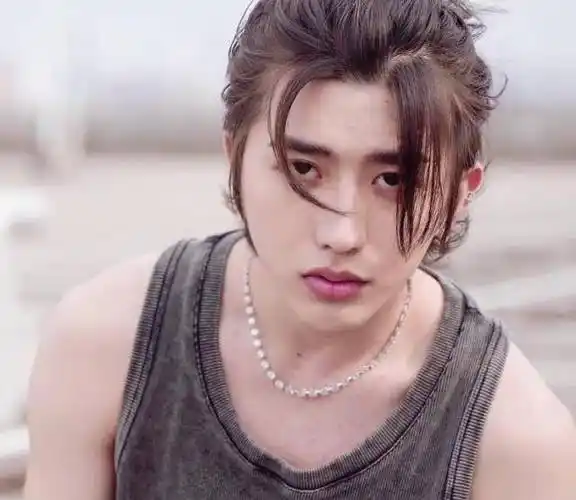 留胡子,绑辫子,穿背心露肩膀,这就是蔡徐坤理解的"硬汉风"?