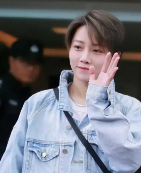 刘雨昕的长发造型竟遭知名作家发文吐槽少拿长发炒作自己