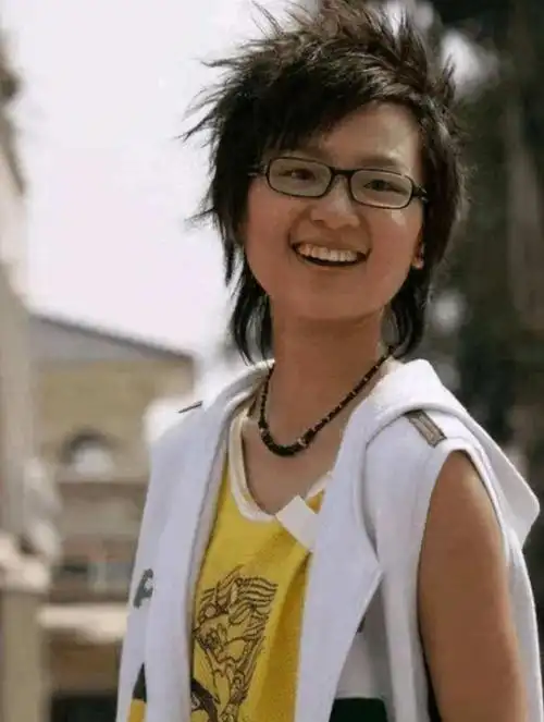 不过,刚出道的时候,周笔畅外貌是一个假小子的形象,其实整体外貌不