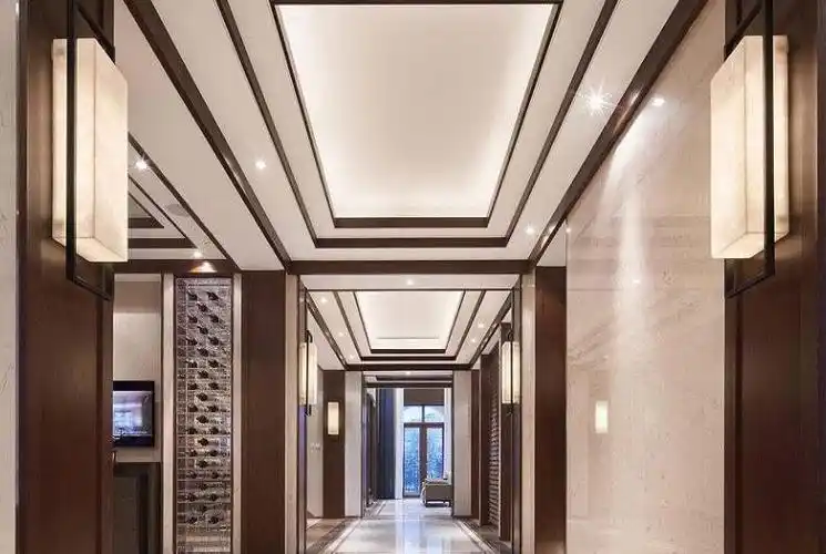 大方,不需要设计任何层次和造型,材料方面也比其它吊顶造型节省很多