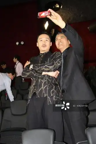 可能是替身!发哥活的像个大粉丝见人就索自拍